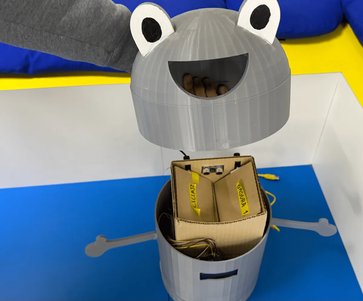 El prototipo real de EcoBuddy abierto: la tapa levantada deja ver la caja con sus dos compartimentos.