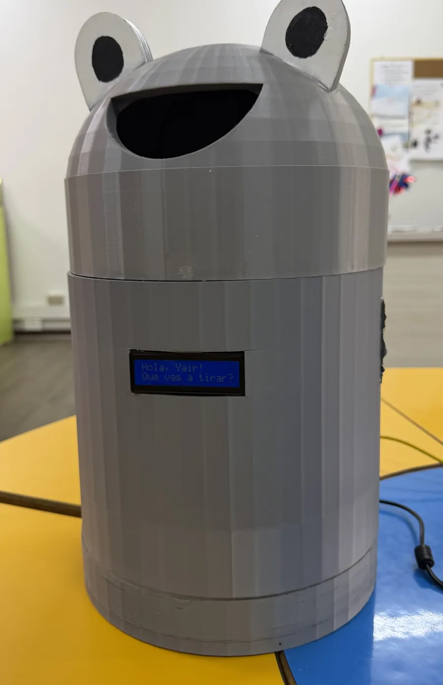 El prototipo real de EcoBuddy, impreso en 3D, con su pantalla encendida.